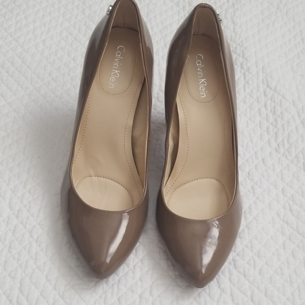 Nude pumps heels Calvin Klein Elara 7M wood heel